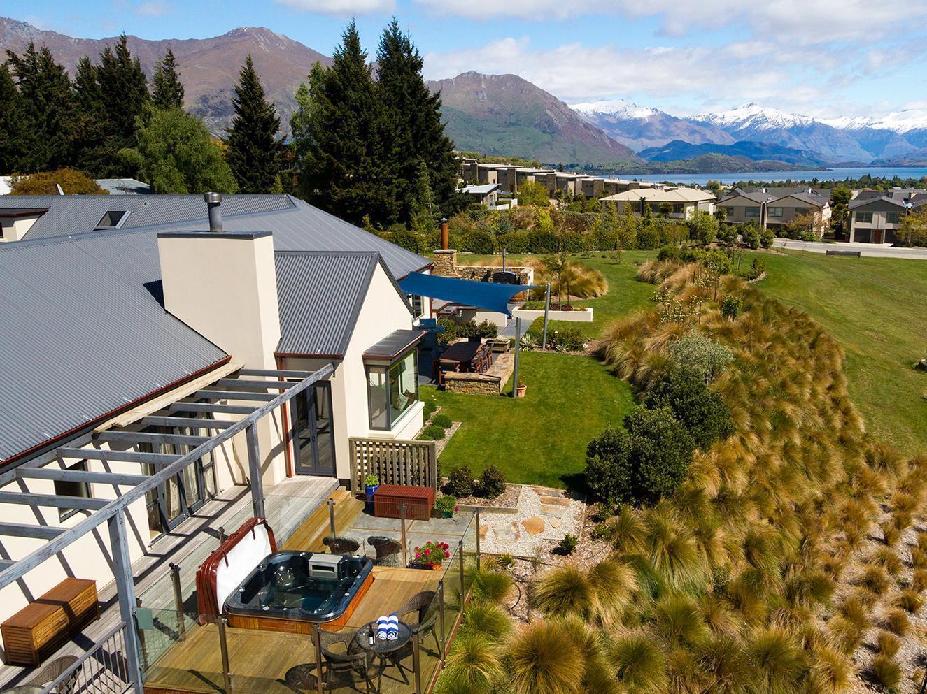 Alpine Peaks Apartment Wanaka Bagian luar foto