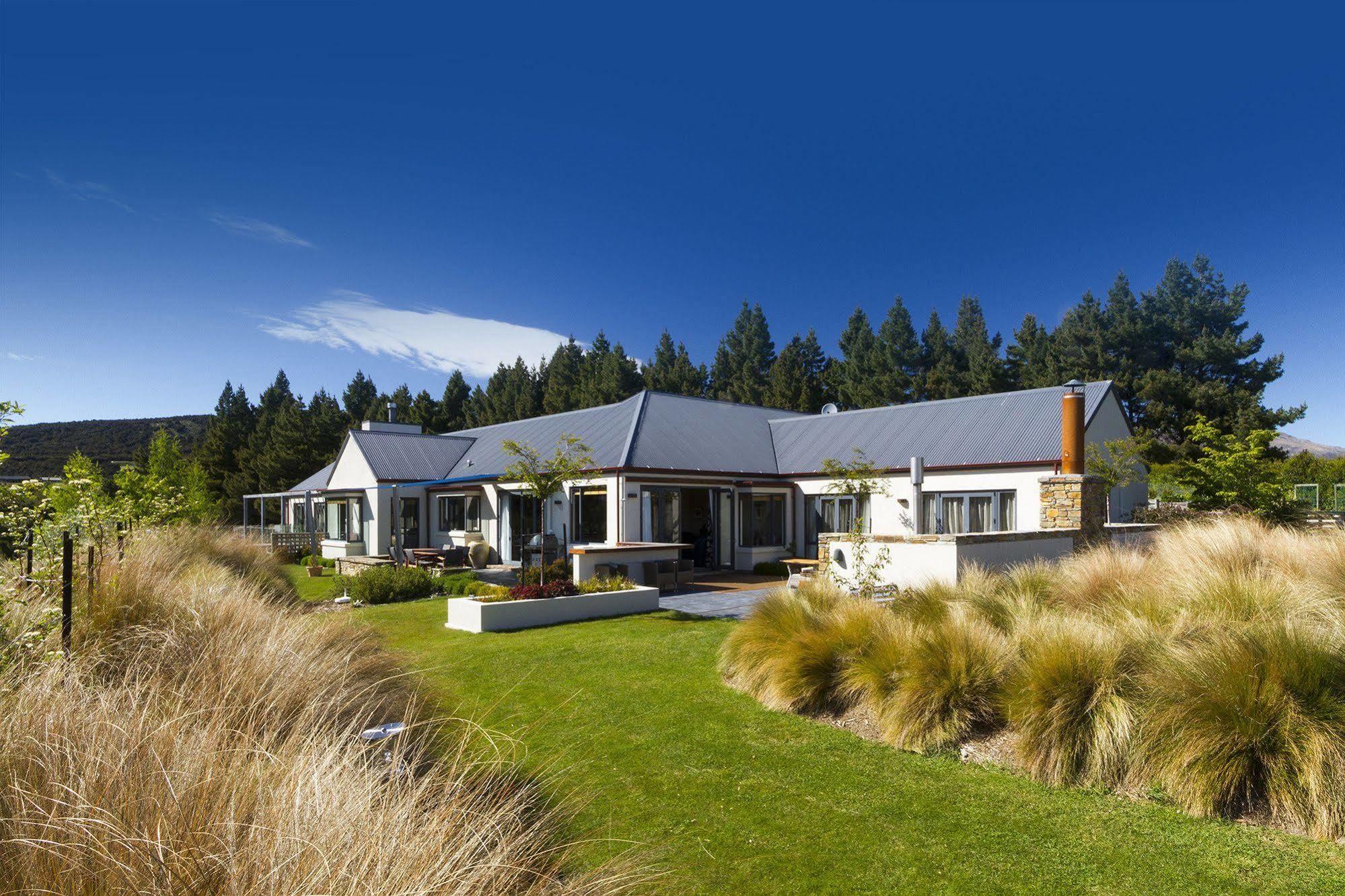 Alpine Peaks Apartment Wanaka Bagian luar foto