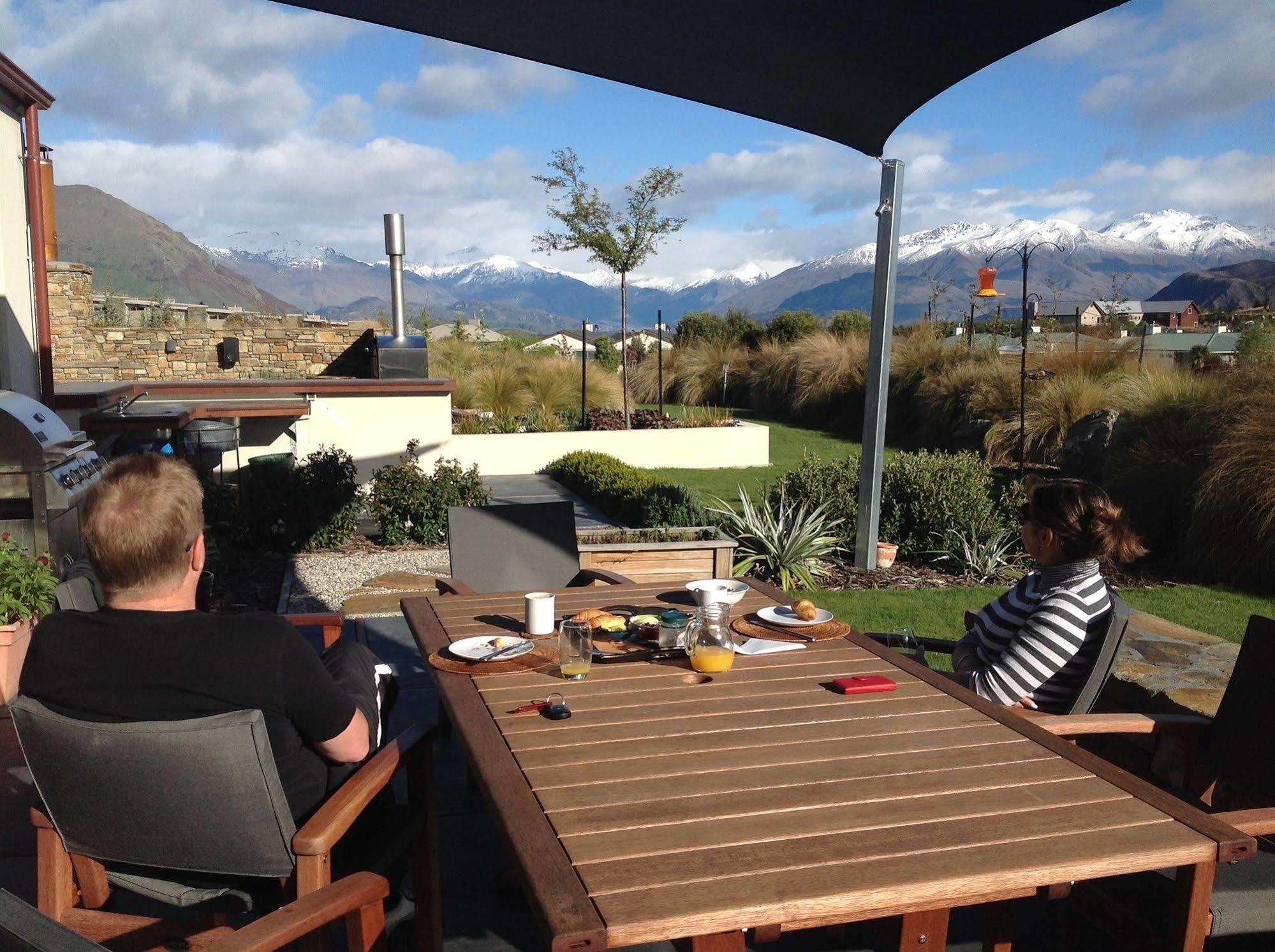 Alpine Peaks Apartment Wanaka Bagian luar foto